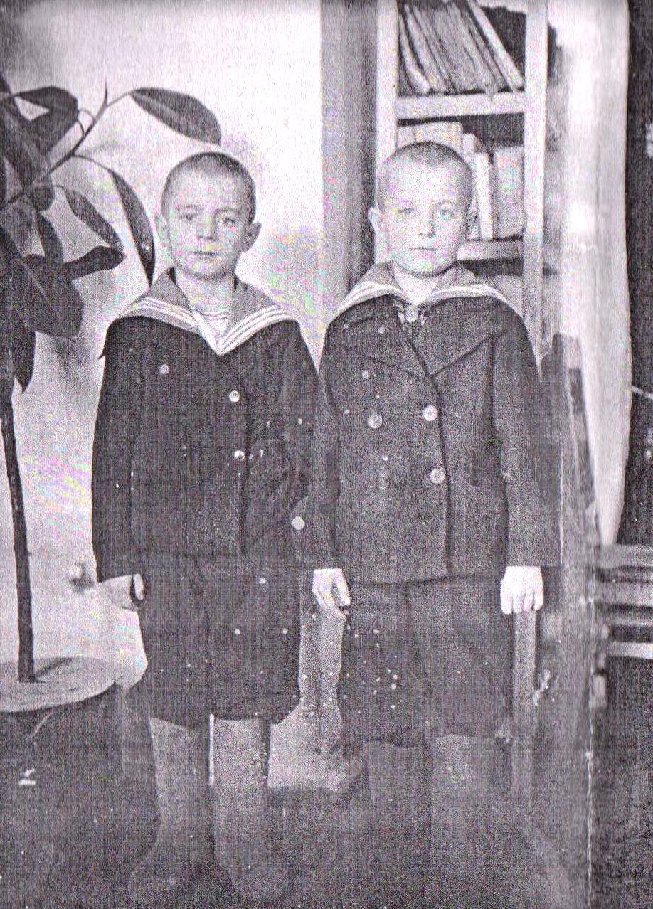  Анатолий Вощенко (справа) с братом Валерием.     1950 год.Посёлок Горхон. Забайкалье 